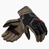 Guanti Mangrove, un guanto moto con protezione high-tech e compatibilità touch screen. Colore Sand-Black. Di REV'IT!.